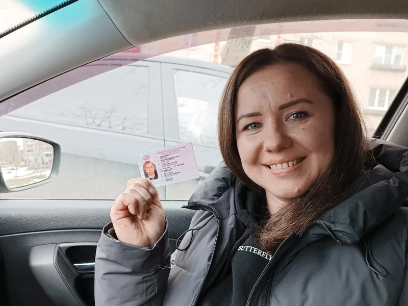 Выпускница автошколы с водительским удостоверением