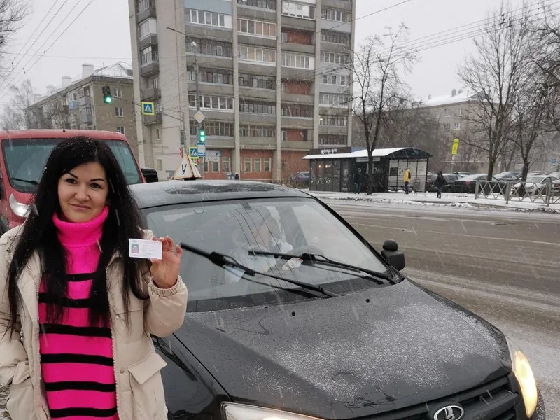 Выпускница автошколы с правами